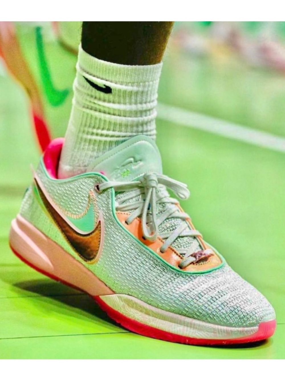 Le Bron XX Time Machine light green women’s size 9.5 like NEW